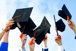 在为孩子申请外国学校时，应考虑哪些因素？